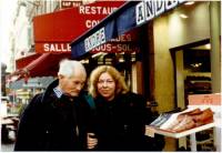 Tomáš Mazal mi poslal svoji fotografii Vladimíry s Bohumilem Hrabalem pořízenou v Paříži v roce 1989. Tak se jděte spolu zase projít, moji milí!